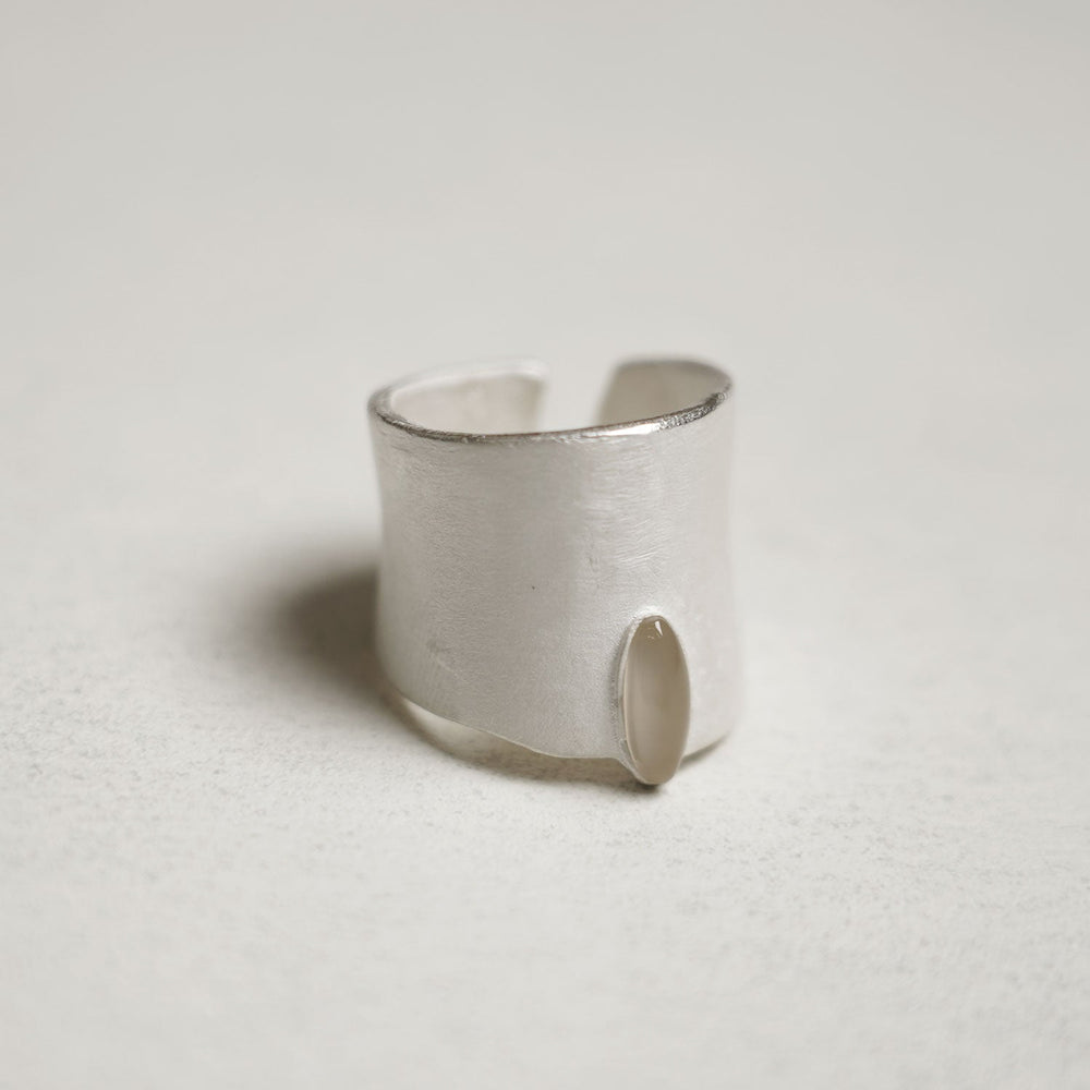 Obsidian Crack Ring White